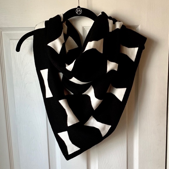 kate spade Accessories - Kate Spade ♠️ NWOT Bow Print Black & White Scarf
